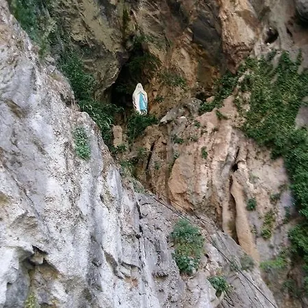 Hostel Rozafa Ferry & *