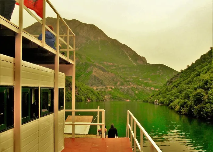 Rozafa Ferry & Vandrarhem Koman