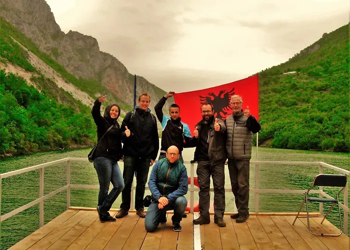 Rozafa Ferry & 호스텔 *