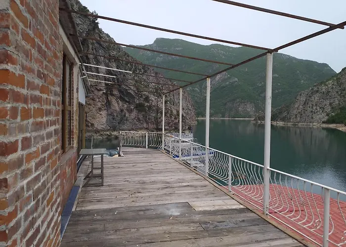 Rozafa Ferry & Vandrarhem Koman