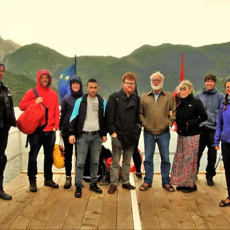 Auberge de jeunesse Rozafa Ferry & *