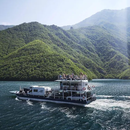 Rozafa Ferry & 旅馆