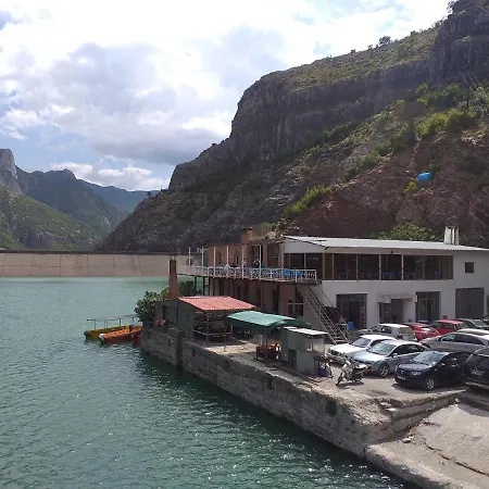 Rozafa Ferry & אכסניה *